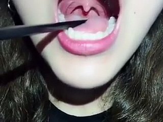 chinesisches Mädchen Zäpfchen (war sie bei 00.56 mit ihrem offenen Mund zu schlucken?)
