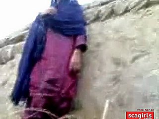 قرية باكستانية الاختباء فتاة سخيف ضد قطاع الحائط
