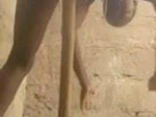 donna africana masturba con un manico di scopa.