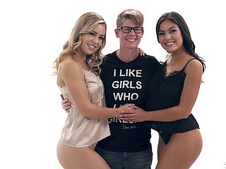 amico nerd ha invitato Alina Lopez e la sua sexy amico per divertimento lesbiche