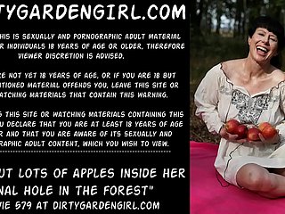 Dirtygardengirl положил много яблок внутри ее анальную дырочку в лесу