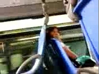 Schwanz blinkt auf aufregende Frau im Bus