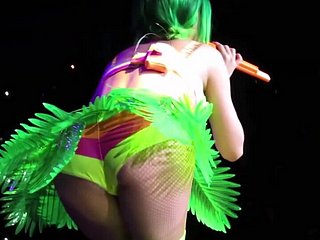 Katy Perry seducente e fulminous sul palco