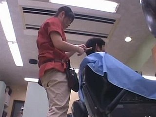 Возбужденная парикмахер Эйми Ишикура горячо трахается сзади
