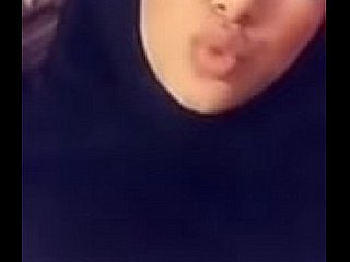 Gadis hijabi muslim dengan buah dada besar mengambil pic selfie seksi