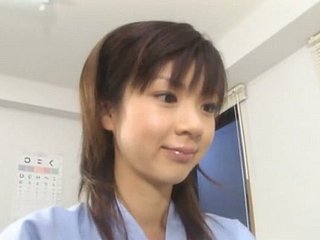 Micro adolescente asiatico Aki Hoshino visita il medico per il check-up