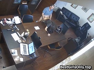 Il boss russo scopa il segretario in ufficio su nascosta cam