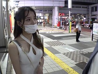 Japans meisje geneukt entry-way een vreemde