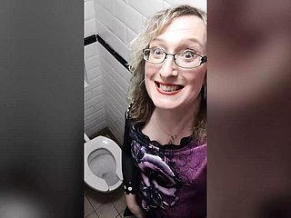 Sarışın Date Op Tgirl Lisa Lock Tuvaletlerinde Kırmızı Deri Pantolon Giyen İş Tuvaletinde Oynar