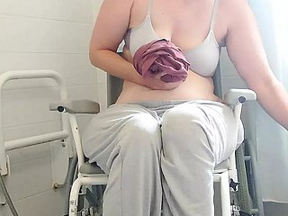 امرأة سمراء شلل نصفي Purplewheelz جبهة مورو البريطانية تتبول في الحمام