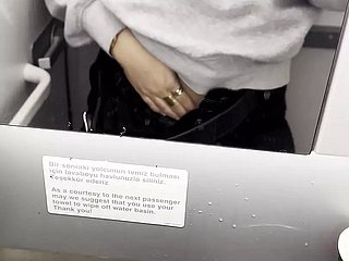 Heiß ich masturbiere all round den Toiletten des Flugzeugs - Jasmine Sweetarabic