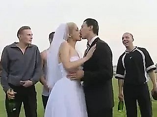 La mariée baise publique après le mariage