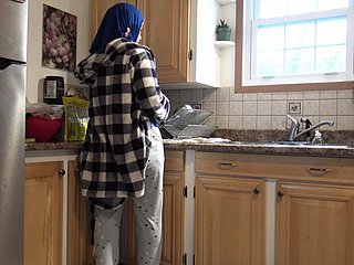 Syrische huisvrouw wordt going in de Duitse echtgenoot in de keuken crème