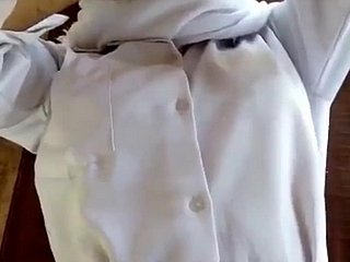 Tímido Teeny-weeny Indian Teen in Hijab se follan scrub fuerza en su tierno coño húmedo de laboratorio grande y húmedo