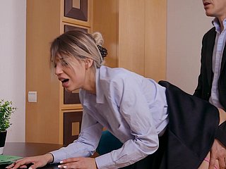 Elena Vedem genießt beim Sexual relations im Hundestil im Büro