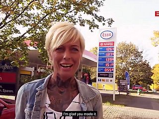 Общественный уличный секс на заправочной станции с немецкой тощей милфом