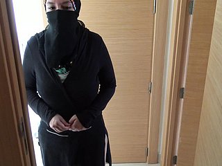 Le pervers britannique baise sa femme de chambre égyptienne grown up en hijab