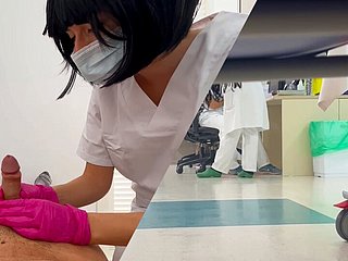 Nowa młoda pielęgniarka studencka sprawdza mojego penisa i old woman stumble