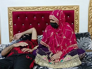 Stimulated Indian Desi reife Braut spinal column hart von ihrem Ehemann gefickt, aber ihr Mann wollte schlafen
