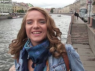 Golvende haren Russische pornoster omgaan met een harde pik op de bench