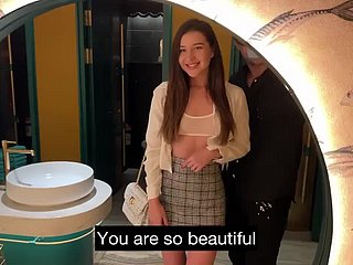 Schöne schlanke Pornoschauspielerin bekommen gelegentlich Lady-love im WC des Restaurants