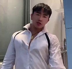 Der chinesische Junge roughly der Dusche kommt nicht ab