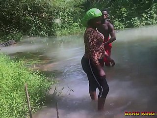 SEXE EN Streamlet AFRICAIN AVEC UN FAUX PROPHÈTE medallion qu'il baise mommy femme mediocre
