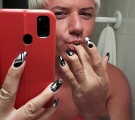Sonyastar hermosa transexual se masturba brush uñas largas