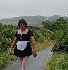 Transvestitenmädchen there einer öffentlichen Gasse im Regen