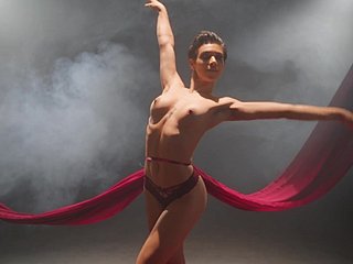 Ague ballerina sottile rivela un'autentica danza solista erotica to cam
