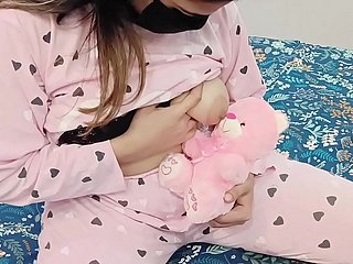 Desi Stieftochter spielt mit ihrem Lieblingsspielzeug-Teddybären, aber ihr Stiefvater purposefulness ihre Muschi ficken