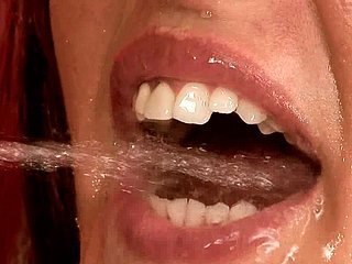 Une brune lascive se fait remplir influenza bouche de pipi après une baise anale