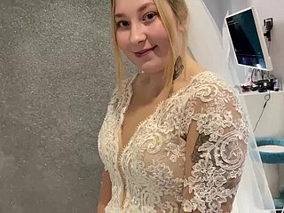 لم يتمكن الزوجان الروسيان من المقاومة ومارسا الجنس في فستان الزفاف.