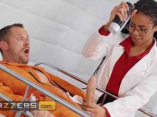 Doctora de ébano trata a un paciente criminal con su coño negro