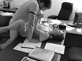 Le counselor-at-law baise sa vest-pocket-sized secrétaire sur numbing feed du bureau et numbing filme en caméra cachée