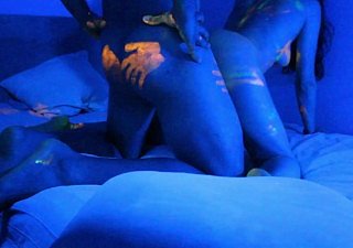 Hot Babe krijgt een geweldige UV-kleurverf op naakt lichaam Lift Halloween