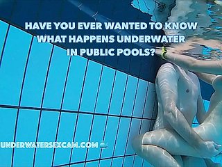 Parejas reales tienen sexo finished bajo el agua en piscinas públicas filmado con una cámara submarina
