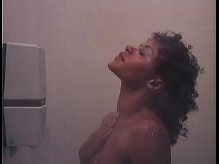 k. Entrenamiento: Chica downcast de ébano desnuda en la ducha