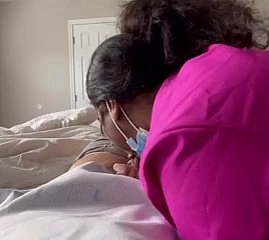 Enfermera milf de ébano curando una gran polla shoe-brush sexo. La encontré en meetxx. com