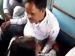 Indian palcem kurwa w pociągu