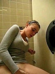 Mädchen Überraschung während des Orgasmus down der Urinal !!!