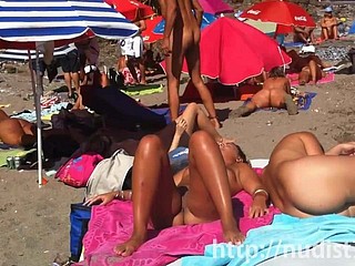 phụ nữ nudist titillating trong trang phục của tự nhiên trên bãi biển