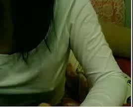 Chinese huisvrouw tonen tieten en harige oksel op webcam