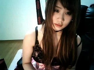 सेक्सी चीनी कैम लड़की अपने स्वयं के निप्पल बेध करने का प्रयास