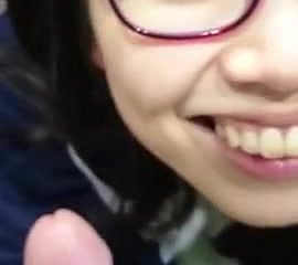 tolietでかわいい中国のメガネの女の子のBJ