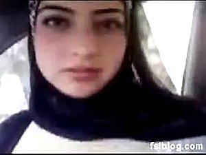 Natürlich Große Brüste arabischen Teen macht ihre Dicke Titten beside einem Amateur-Porno Vid