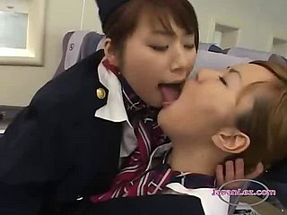 2 एशियाई Stewardesses Kissing थूकना सकिंग जीभ ठोक द हवाई जहाज